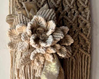 Tapiz de pared de macramé hecho a mano: decoración bohemia con flores de algodón