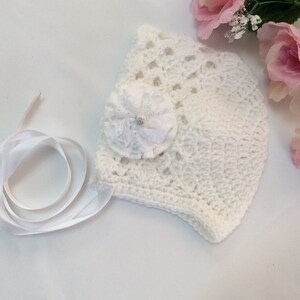 White Newborn baby crochet bonnet with flower detail, vintage style crochet bonnet, crochet christening bonnet, baby gift, baptism bonnet