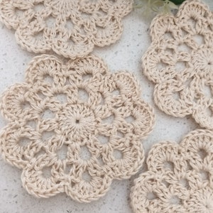 4 motifs de fleurs beiges au crochet, décorations appliquées ou articles à coudre