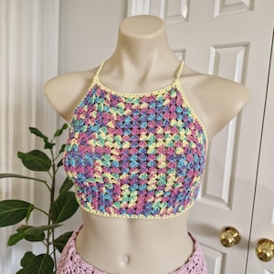 Haut au crochet aux couleurs vives, haut au crochet, haut de festival au crochet, haut dos nu festival, haut court d'été, haut court de fête, haut dos nu au crochet.