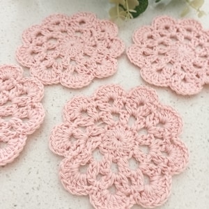 4 motifs de fleurs roses au crochet, décorations appliquées ou éléments à coudre