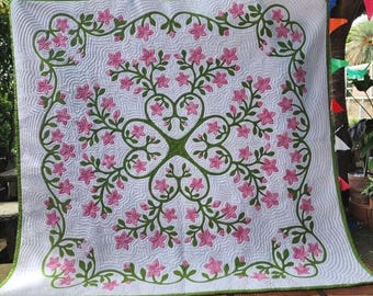 Maßgeschneiderte hawaiianisch inspirierte Quilt, rosa und grüne Baumwoll-Handapplikation, handwerkliche Erbstück-Bettwäsche, Queen-Cal-King handgefertigte Tagesdecke, Blumendekor