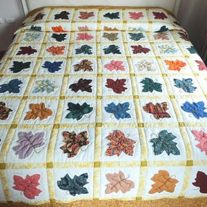 Colcha com apliques de folhas de bordo e bordados, tamanho Queen, King ou California King, feita sob medida em algodão, com estampa botânica costurada à mão.