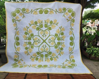 Hawaiian Heirloom Quilt Blanket, Made to Order Yellow Green Tropical Bedspread, Luxury Hand-Quilted Bedding, Botanical Decor Gift Queen King
