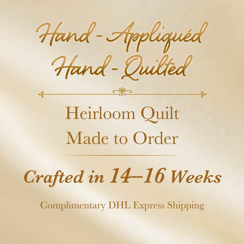 Peut inclure: Fond cr&egrave;me avec texte dor&eacute;. Le texte indique "Hand-Appliqu&eacute;d, Hand-Quilted, Heirloom Quilt, Made to Order, Crafted in 14-16 Weeks". Le design sugg&egrave;re une courtepointe artisanale et personnalis&eacute;e.