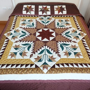 Carolina Lily Feathered Star Quilt, handgesteppte Tagesdecke im Amish-Stil aus Baumwolle, individuell anpassbar von Queen bis California King, Heritage Decor
