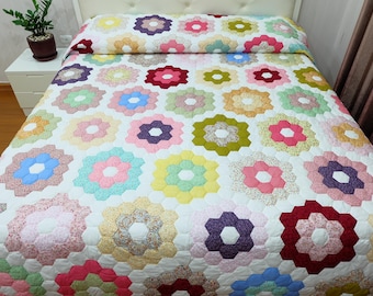 ゜・*:.。❁ヴィンテージキルトトップ＆ハンドメイド刺繍・*:.。❁ 1960年代のモダンなパッチワーク、手縫いのキルティングと刺繍が施され