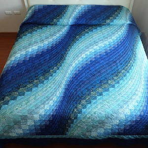 Ocean Bargello Wave Quilt, Amish handquiltat överkast, Skräddarsydd handgjord queen-cal king size-täcke, Kustnära rumsinredning Havsälskare gåva