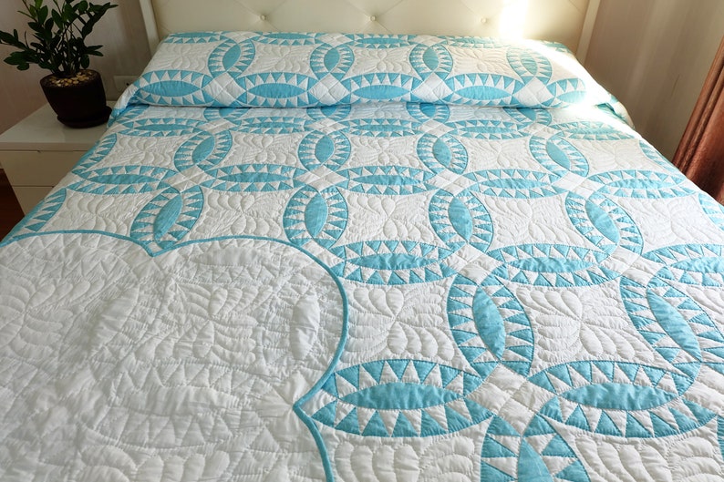 Looking for a truly unique quilt bedspread? Explore our collection of ready to ship quilt or custom and personalized Amish patchwork quilts available in throw, double bed, king, queen, and California king sizes on Etsy. Handmade with 100% cotton.