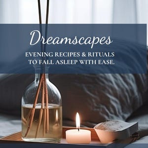 Könnte beinhalten: Ein klarer Glas-Diffusor mit braunen Stäbchen, ein weißes Teelicht und eine kleine weiße Schale auf einem Holztablett. Der Text lautet: Dreamscapes, EVENING RECIPES & RITUALS TO FALL ASLEEP WITH EASE. Written & Created By: Angella M. Hamilton.