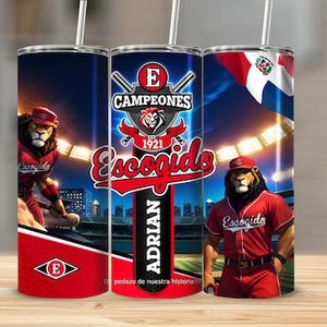 Pode incluir: Um copo vermelho e branco com tema de beisebol com um leão mascote e o texto "Escogidos" e "Campeones Est. 1921". O copo tem um boné de beisebol vermelho e branco com a letra "E" nele.