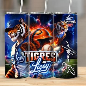 Könnte beinhalten: Ein Satz von drei Edelstahlbechern mit Baseball-Motiv. Jeder Becher zeigt eine Tiger-Illustration, Baseball-Ausrüstung und den Text "Tigres del Licey". Die Becher haben ein blaues und oranges Farbschema.