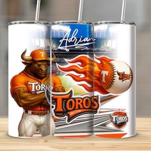 Puede incluir: Un vaso blanco con temática de béisbol. El diseño incluye una mascota de toro musculoso con uniforme naranja, una pelota de béisbol en llamas y el texto "Toros del Este". El nombre "Adrian" también es visible.
