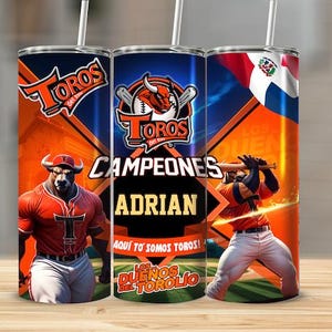Puede incluir: Tres vasos de acero inoxidable con temática de béisbol. Los vasos presentan una mascota de toro, las palabras "Toros Campeones" y un jugador de béisbol. Los vasos son naranja, azul y blanco.