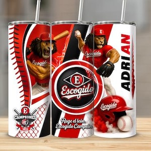 Pode incluir: Três canecas de aço inoxidável com designs de beisebol. Uma apresenta um leão em uniforme de beisebol, outra tem um bastão de beisebol e a terceira o nome "Adrian". As canecas são vermelhas, brancas e pretas.