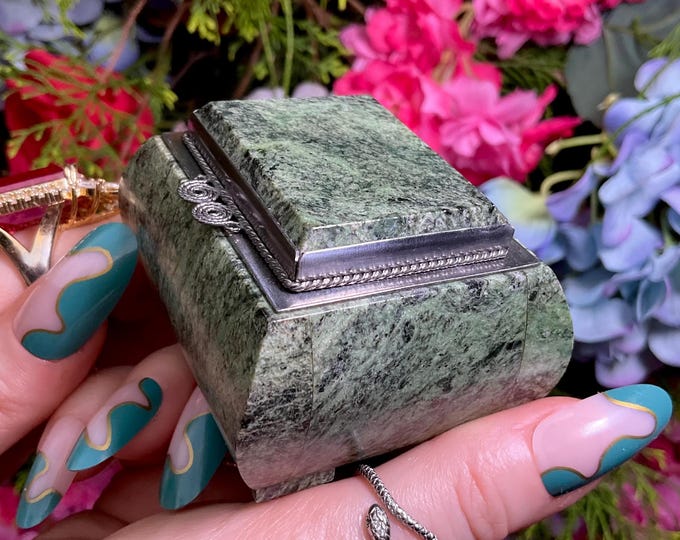 Green Serpentine Vintage Jewelry Box with Hinged Lid ~ 2 1/2" Long ~ Hand Made Vintage Display Box ~ Colorful Green & Black Colors
