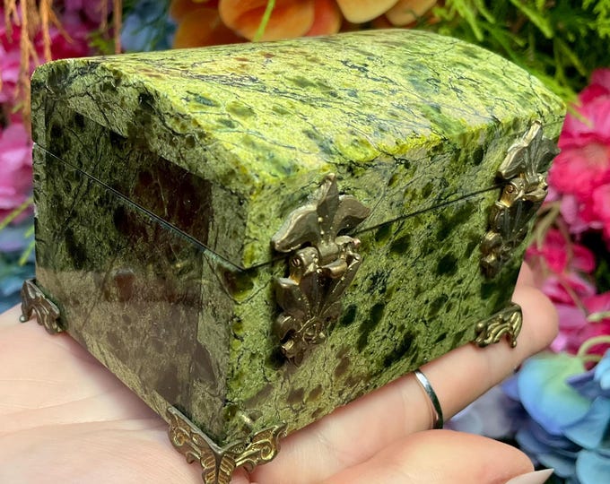 Vintage Serpentine Jewelry Box: Handmade Green Stone Display with Brass Feet