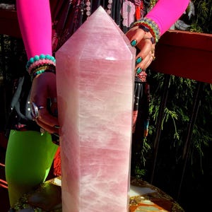 Massive 53 Kilo. Rosenquarz-Kristall-Generator ~ 22 &quot;Hoch ~ Wirbelnde rosa und weiße Farben ~ natürliche rosa und weiße wirbelnde Farben ~ Liebesstein