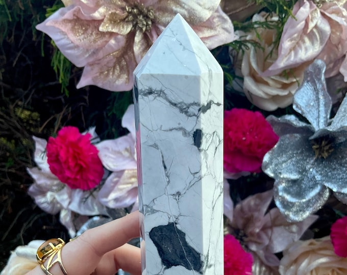 Large Howlite Crystal Generator: White Tower with Gray Veins