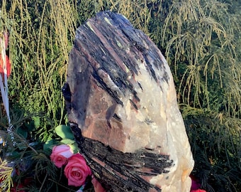 Gran grupo de cristales de cuarzo turmalina negra: piedra de altar en bruto