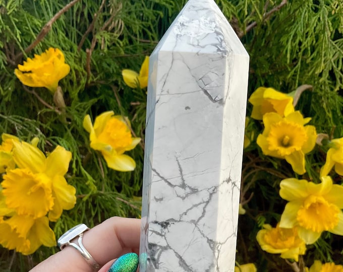 Howlite Crystal Generator ~ Large 1 lb. 5 oz.  ~ 6 1/2" Tall Tower ~ White with Gray Line Patterns  Fast & Free Shipping