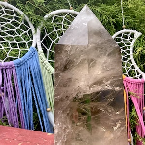 Grote generatortoren van smokey-helder kwartskristal: sprankelende insluitsels