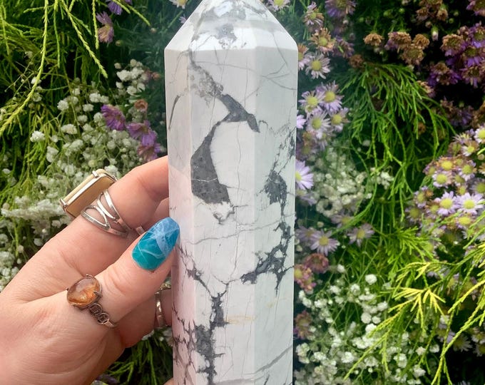White Howlite Crystal Generator ~ Large 1 lb. 7 oz. ~ 7" Tall ~ Crown Chakra Reiki Altar Display ~ Soothing Metaphysical Home Decor ~
