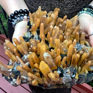 Limonit & svart barytkvartskristallkluster ~ Stor 4,7 kg ~ 23 cm lång ~ Orange punkter ~ Sakral chakra Reiki altaredisplay ~ Fantastisk bild 1