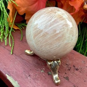 Pfirsich Mondstein Kristallkugel mit Messingständer irisierend Altar Dekor