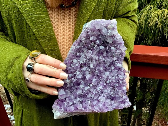 大型アメジストクリスタルクラスター：4ポンド10オンス、レイキ