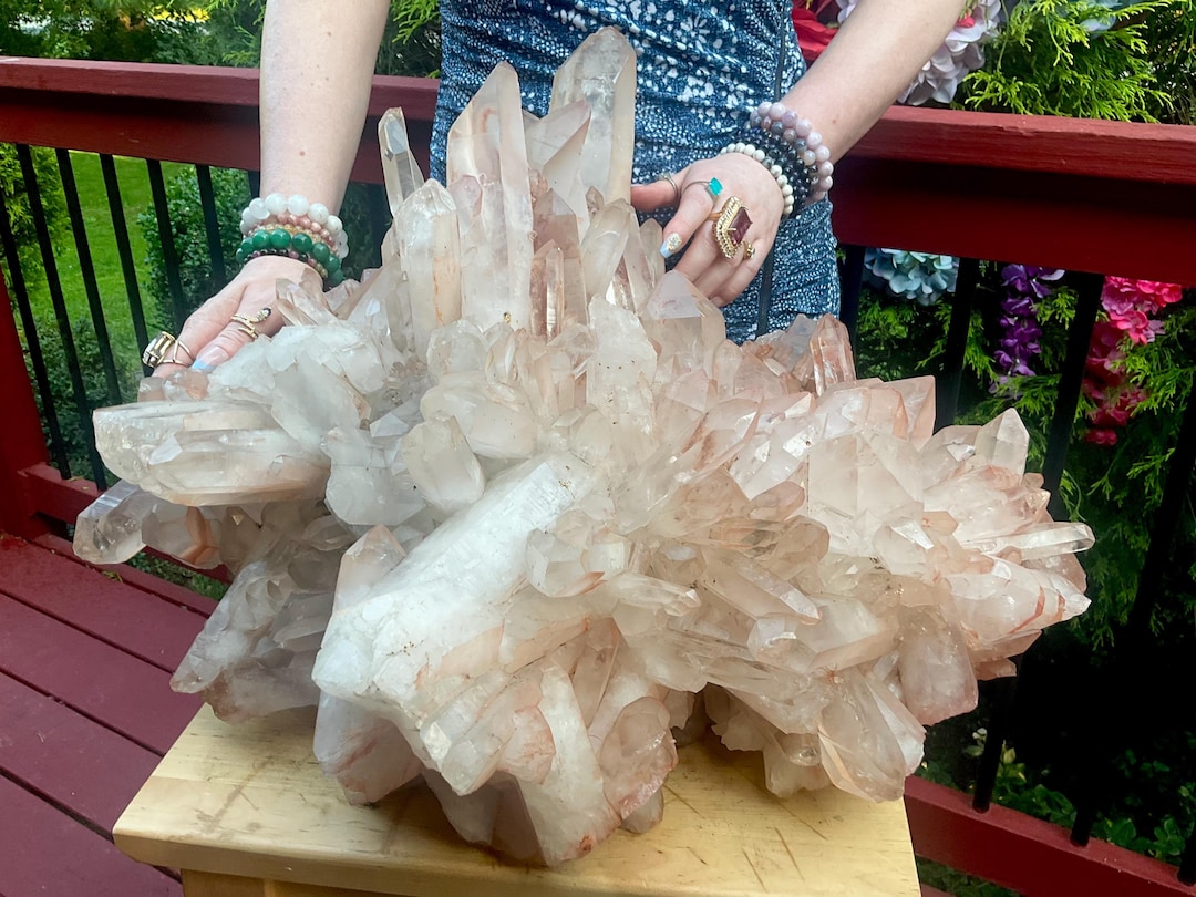 巨大なレムリアンフロステッドクォーツクリスタルクラスター、オレンジ