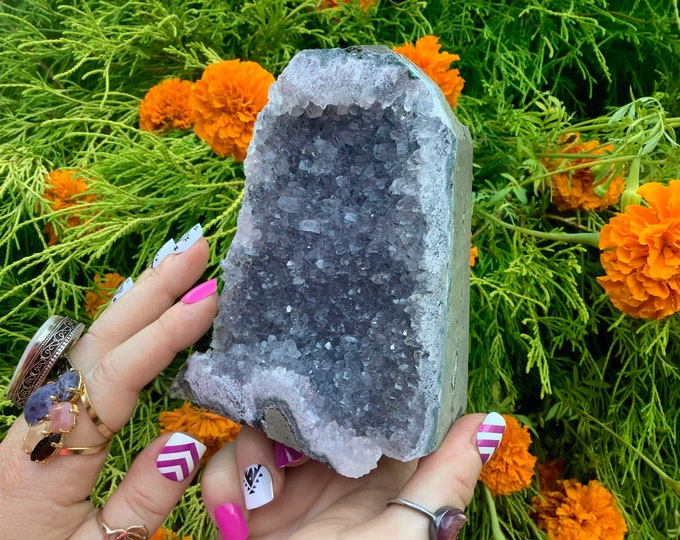 Amethyst Crystal Cluster ~ Large 1 lb. 6 oz. ~ 5 1/2 " Tall ~ Reiki Display ~ Beautiful Purple Quartz Points ~ Big Specimen ~ Fast Shipping