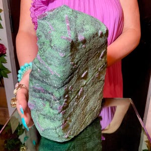Ruby zoisite-kristallencluster ~ 17 pond. 8 oz. ~ 9 1/2" hoge toren ~ Sprankelende natuurlijke kleuren rood, groen en zwart