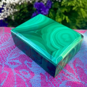 Malachite Jewelry Box with Lid ~ 2 1/2&quot; Long ~ Handmade from Congo ~ Vintage Display Specimen ~ Swirling Green & Black Bullseye Pattern