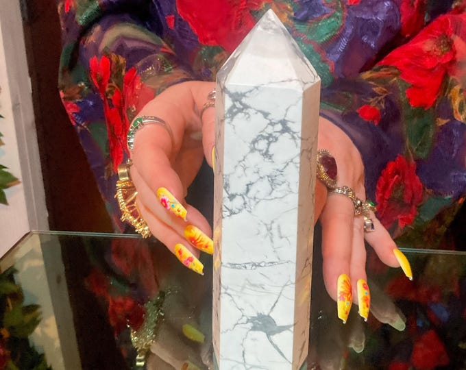 Howlite Crystal Generator ~ Large 1 lb. 5 oz.  ~ 6 1/2" Tall Tower ~ White with Gray Line Patterns