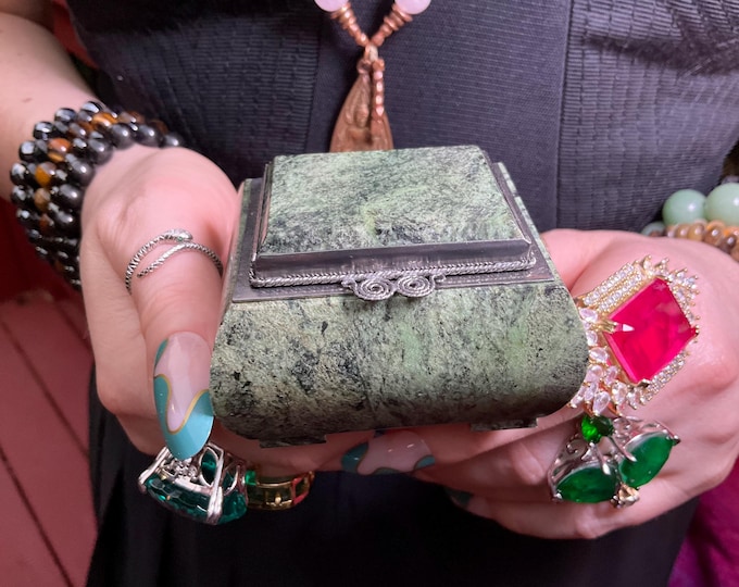 Green Serpentine Vintage Jewelry Box with Hinged Lid ~ 2 1/2" Long ~ Hand Made Vintage Display Box ~ Colorful Green & Black Colors