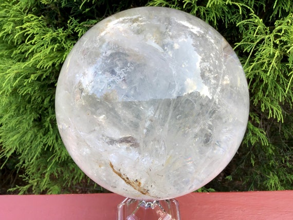 Photo libre de droit de Boule De Cristal Reflétant Le Globe De La