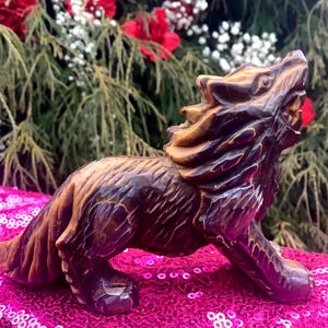 Tigerauge Howling Wolf Kristall ~ 6 oz. ~ 11 cm lang ~ Hand geschnitzt ~ Metaphysische Dekoration ~ Altarbild ~ Wolfs Totem ~