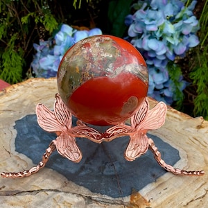 Roter Jaspis-Kristallkugel ~ Groß 1 Pfund. 135 ml ~ 3 &quot;Breit ~ Polierte Kugel mit Kupfermetallständer der Libelle ~ Rot, Weiß, Orange und Pink