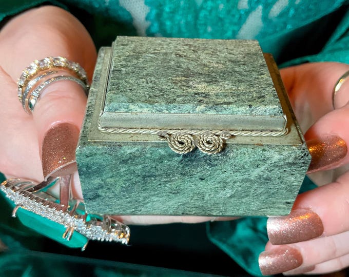 Green Serpentine Vintage Jewelry Box with Hinged Lid ~ 2 1/2" Long ~ Hand Made Vintage Display Box ~ Colorful Green & Black Colors