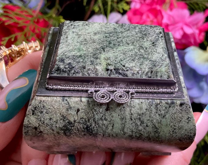 Green Serpentine Vintage Jewelry Box with Hinged Lid ~ 2 1/2" Long ~ Hand Made Vintage Display Box ~ Colorful Green & Black Colors