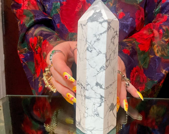 Howlite Crystal Generator ~ Large 1 lb. 5 oz.  ~ 6 1/2" Tall Tower ~ White with Gray Line Patterns