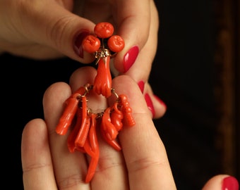 Broche victoriano de coral con forma de mano: Mano de oro macizo de 9k con amuletos de la suerte.