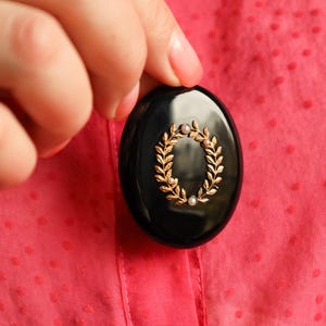 Medalhão antigo com coroa de louros: Memento Mori, joia vitoriana