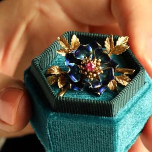 Broche de esmalte dorado de 18 quilates, broche con capa de flores, joyería italiana vintage con piedras preciosas