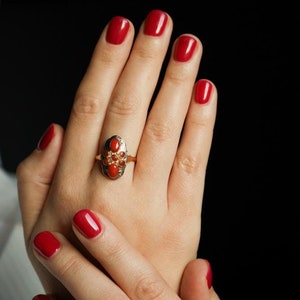 Anillo de coral grande, banda vintage de oro de 14 k, joyería de mediados de siglo, década de 1960