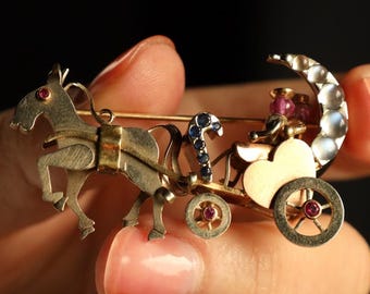 Broche antiguo victoriano de caballo con piedra lunar y zafiros.