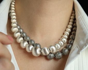 Collar de plata cepillada: Collar grueso con forma de guijarro, 78 g