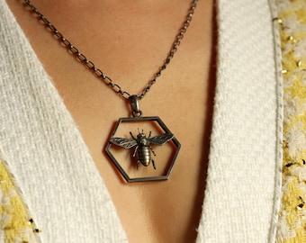 Collar Art Déco de plata con colgante de abeja: joyería vintage alemana con insectos.