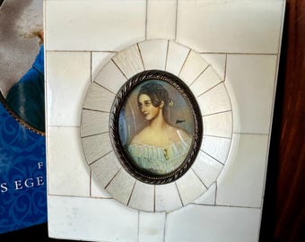 Retrato antiguo en miniatura: decoración interior francesa, pintura firmada del siglo XIX